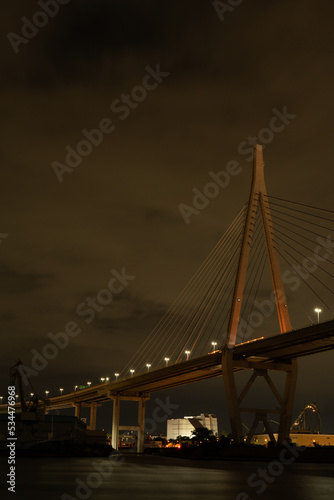 下から見上げる天保山大橋の夜景