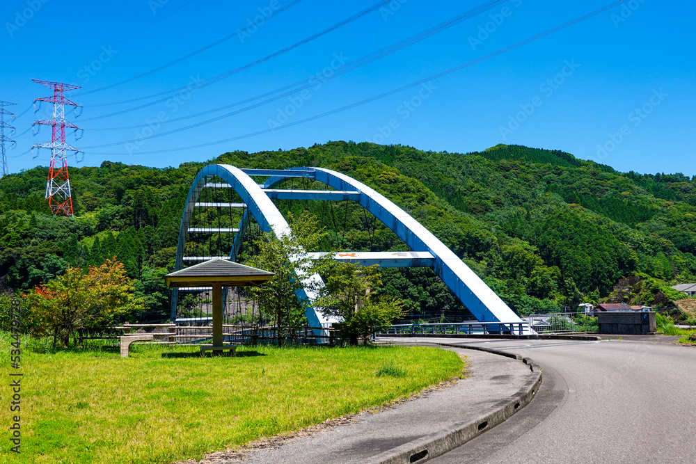 Obraz premium 五ケ瀬川に架かる神話街道の上崎橋（宮崎県延岡市）