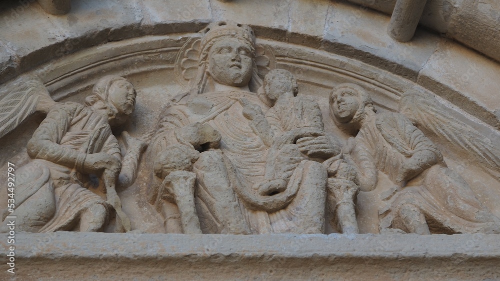 tímpano de la entrada  principal del monasterio benedictino de santa maría de vallbona de les monges, representa a la virgen con el niño que bendice con la mano derecha y custodiada por dos ángeles