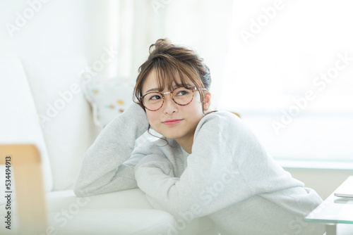 自宅でくつろぐ若い女性