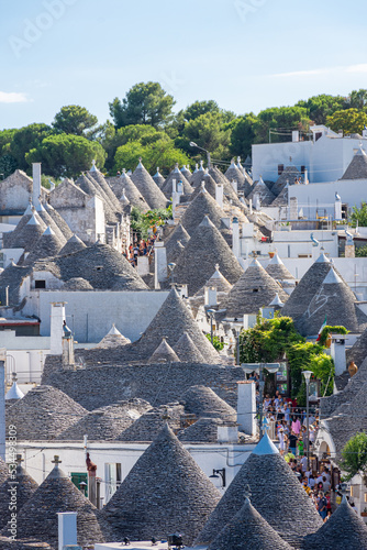 Fotografie ALBEROBELLO, ITALY, 19 AUGUST 2021 Tourists in Alberobello, town with typical ho