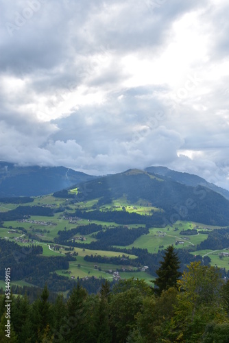 Alpen-Tal-Wolken-Wiese