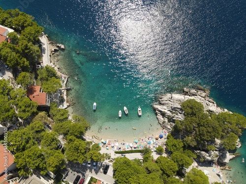 Fototapeta Naklejka Na Ścianę i Meble -  Top-down view of the lagoon of the town of Brela. Boats and people on the beach