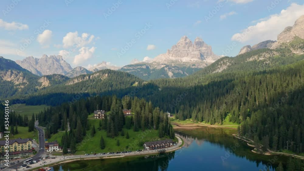 Lago di Misurina con tre cime al tramonto, vista dal drone Lago di Misurina con tre cime al tramonto, vista dal drone