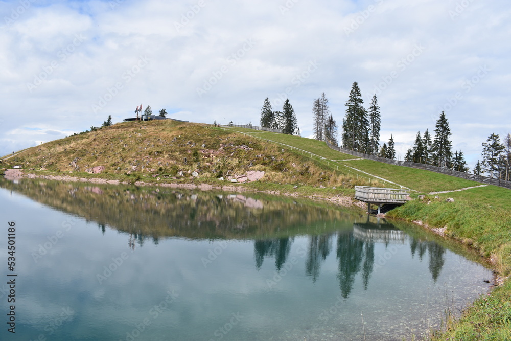 Fototapeta premium Alpen-See-Alpensee-Österreich-Berge-Wolken-Wasserspiegelung