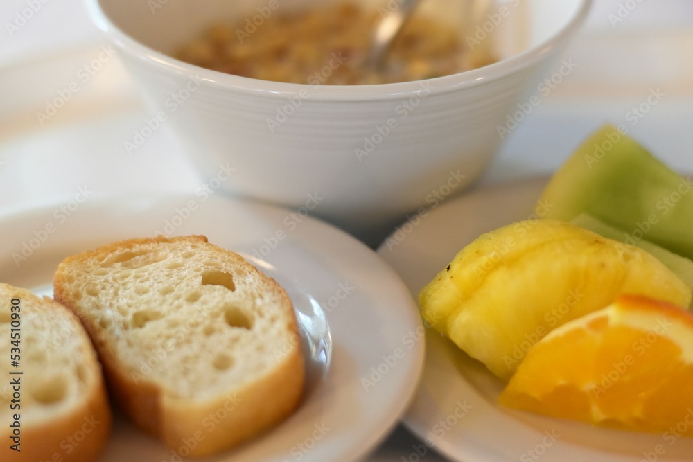 ホテルの朝食バイキング、フランスパンとフルーツ ホテルの朝食バイキング、フランスパンとフルーツ