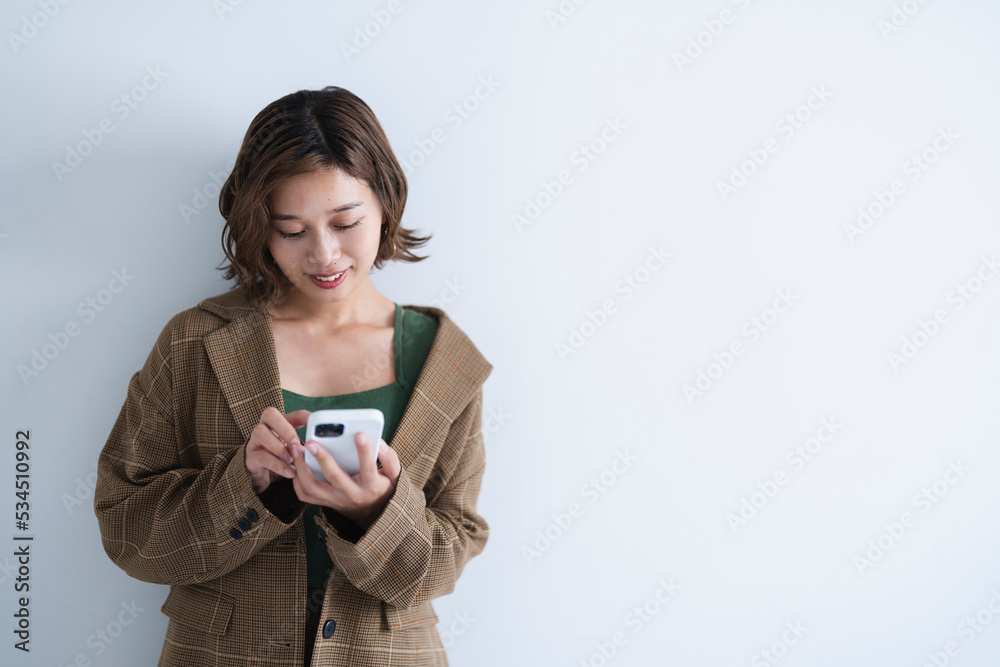 スマートフォンを使う女性 スマートフォンを使う女性