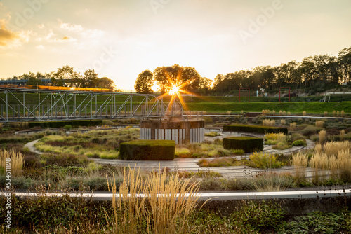 Der Berne Park an der Emscher und Rhein-Herne-Kanal in Bottrop im Sonnenuntergang