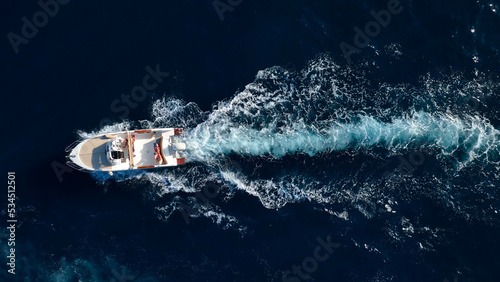 Boat movement on the water, aerial view, freeze motion © Lukas Gojda