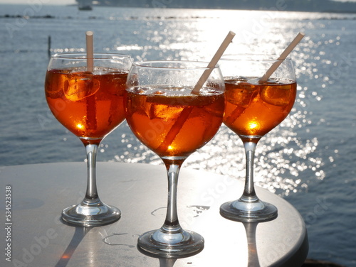 Drei Cocktails am Meer (Aperol Spritz) © Johannes Kranich