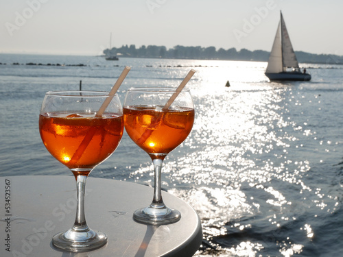 Zwei Aperol Spritz Meer - Cocktail und Segelboot © Johannes Kranich