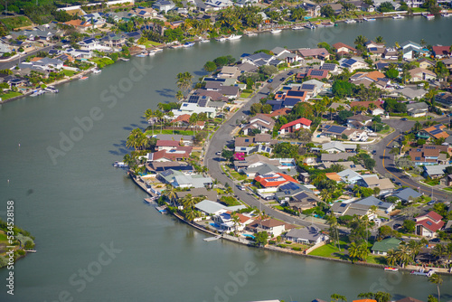 Aerial view of the rooftops of the Hawaii Kai residential neighborhood in the suburbs of Honolulu on O'ahu island - Houses with solar panels on Niumalu Loop next to the Kuapa Pond in Hawaii © Alexandre ROSA