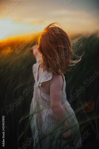 Mädchen im Sonnenuntergang © robert nickel