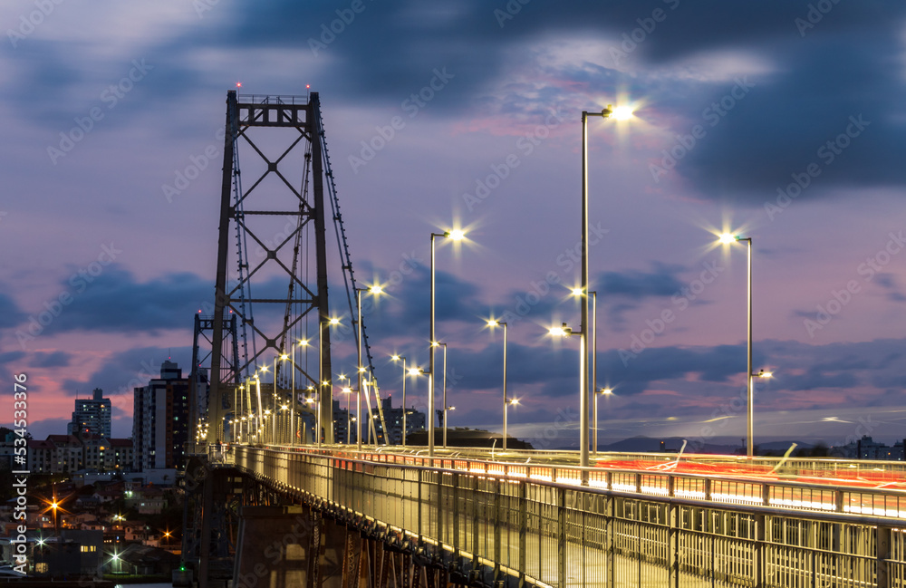 luzes do   trafego de carros da  Ponte Hercílio Luz a noite na cidade de Florianópolis, Santa Catarina, Brasil 
