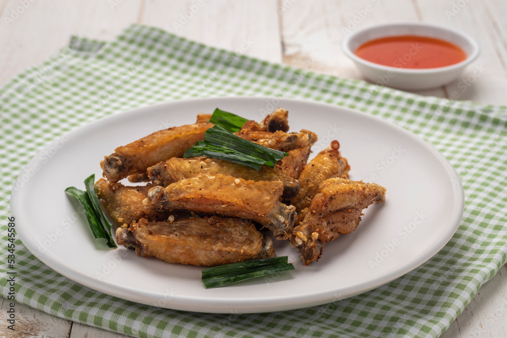 Crispy deep fried salted chicken wingettes, halved lengthwise chicken middle wings simply marinated with salt, peppers, garlic and coriander roots to create this simple delicious Thai finger food. Crispy deep fried salted chicken wingettes, halved lengthwise chicken middle wings simply marinated with salt, peppers, garlic and coriander roots to create this simple delicious Thai finger food.