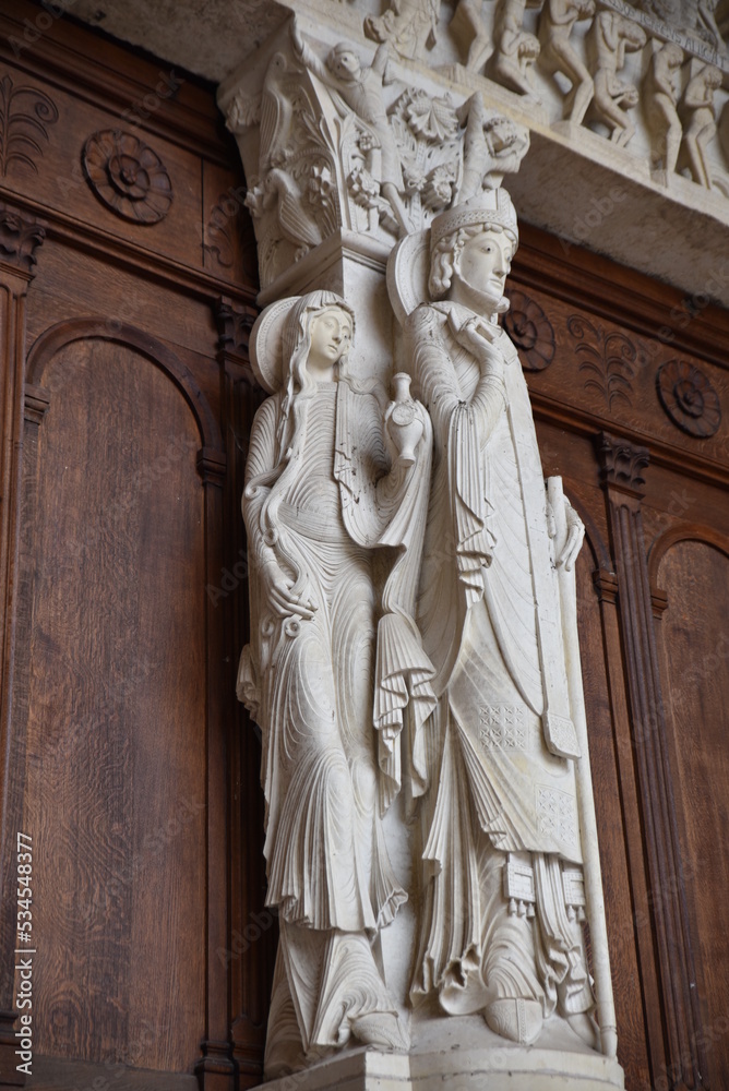Statues du portail de la cathédrale d'Autun en Bourgogne. France
