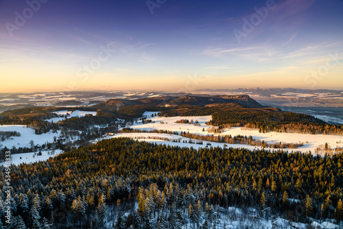 Widok na piękny krajobraz z tarasu widokowego na Szczelińcu Wielkim w Parku Narodowym Gór Stołowych  © Lukasz Struk