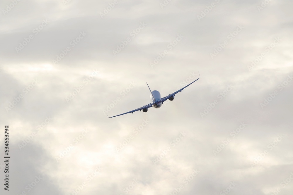 Passagierflugzeug am Himmel