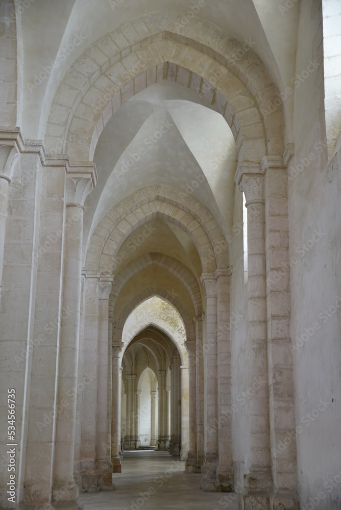 Voûtes romanes de l'abbaye de Pontigny en Bourgogne. France