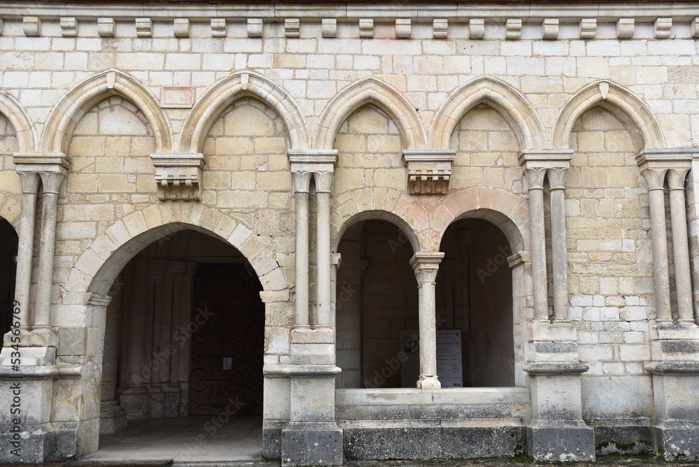 Façade de l'abbaye de Pontigny en Bourgogne. France
