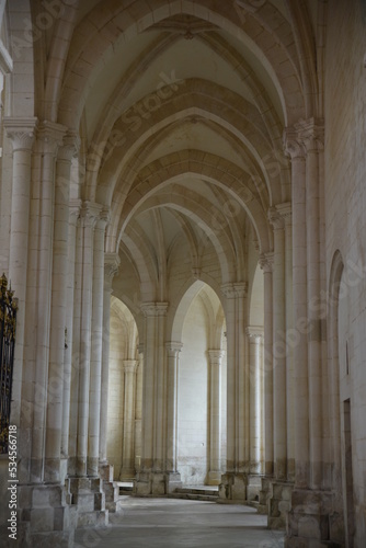 Lignes pures de l'abbaye de Pontigny en Bourgogne. France © JFBRUNEAU