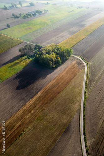 Kolorowe pola uprawne widziane z góry, rolniczy krajobraz polskiej wsi. Wczesna jesień. Jesienne mgły.