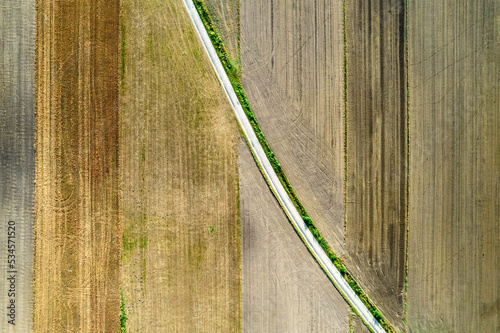 Fototapeta Naklejka Na Ścianę i Meble -  Kolorowe pola uprawne widziane z góry, rolniczy krajobraz polskiej wsi. Wczesna jesień. Jesienne mgły.