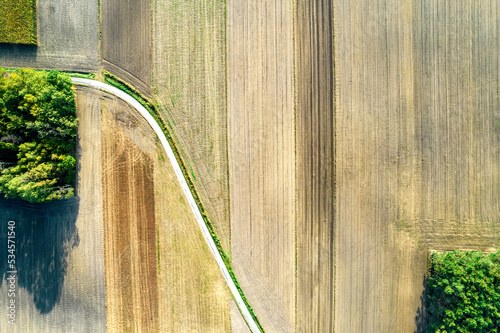 Fototapeta Naklejka Na Ścianę i Meble -  Kolorowe pola uprawne widziane z góry, rolniczy krajobraz polskiej wsi. Wczesna jesień. Jesienne mgły.