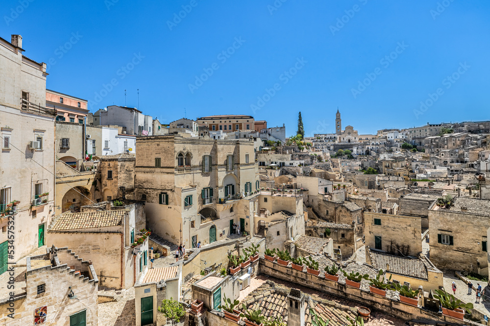 Panoramablick über den Sasso Barisano mit der Kathedrale in der Altstadt von Matera in der Basilikata in Süditalien