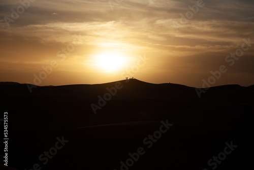 Atardecer en el desierto del Sahara. Sunset in the Sahara desert.
