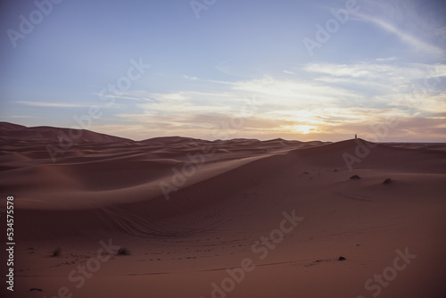 Atardecer en el desierto, arena. Sunset in the desert, sand.