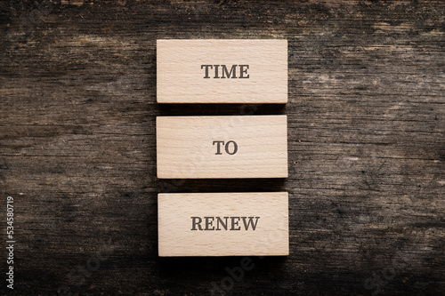 Schilderij op canvas Time to renew sign spelled on three stacked wooden blocks