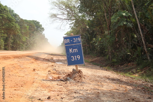 Placa indicativa de quilometragem na BR- 319, rodovia que liga Manaus a porto Velho. Foto feita em setembro de 2022, na seca photo