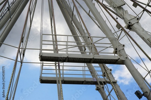 Zwei übereinanderstehende graue Sprungbretter aus Stahl an weißen Karussellpfeilern vor blau-weißem Himmel 