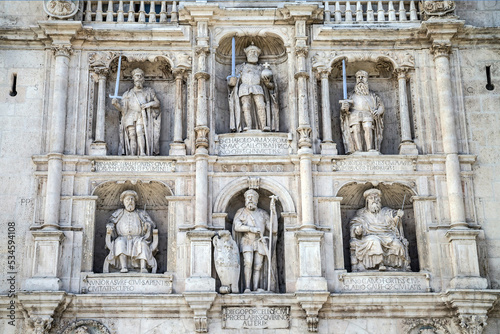 Obraz na płótnie Statues on the Arch of Santa Maria in Burgos w salonie