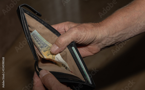 Geld in Geldbörse, leer.
