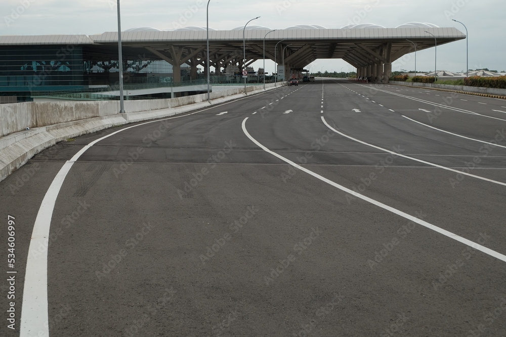 Fototapeta premium Kulonprogo, Indonesia, Dec 6, 2021. The access road to drop off area of Yogyakarta international airport which looks deserted.