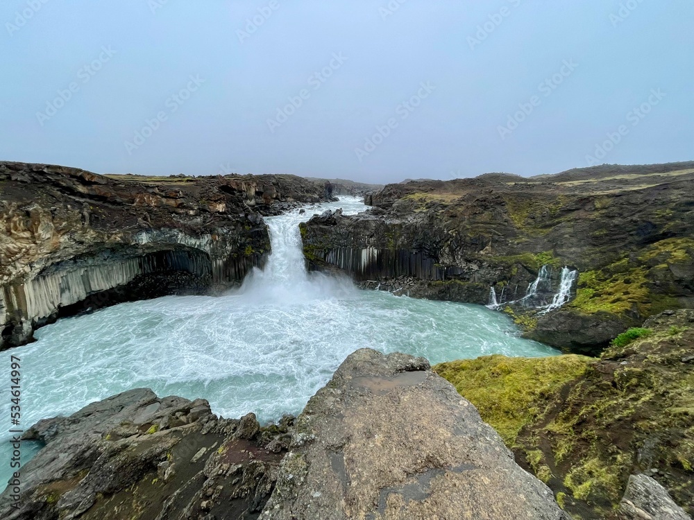 Aldeyjarfoss Island (Europa) Isländischer Wasserfall in der Natur mit Wiese, Moos, Blauem Wasser, Felsen, Basaltsäulen, Schlucht Aldeyjarfoss Island (Europa) Isländischer Wasserfall in der Natur mit Wiese, Moos, Blauem Wasser, Felsen, Basaltsäulen, Schlucht