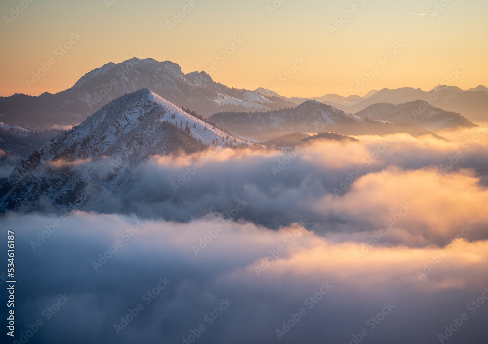 Sonnenaufgang in den Bayerischen Alpen über den Wolkenmeer 