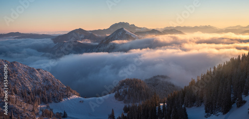 Fototapeta Naklejka Na Ścianę i Meble -  Wolken und Nebel ziehen über die Wälder der Bayerischen Voralpen nach Sonnenaufgang