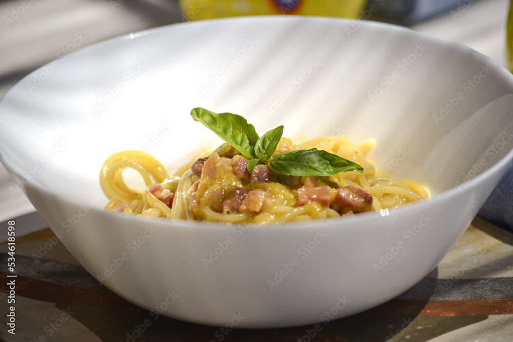 piatto di pasta servito in una coppa al ristorante piatto di pasta servito in una coppa al ristorante