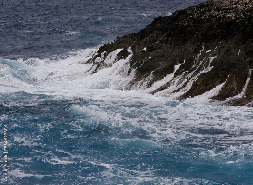 Gischt n der Küste der Blauen Grotte auf Malta