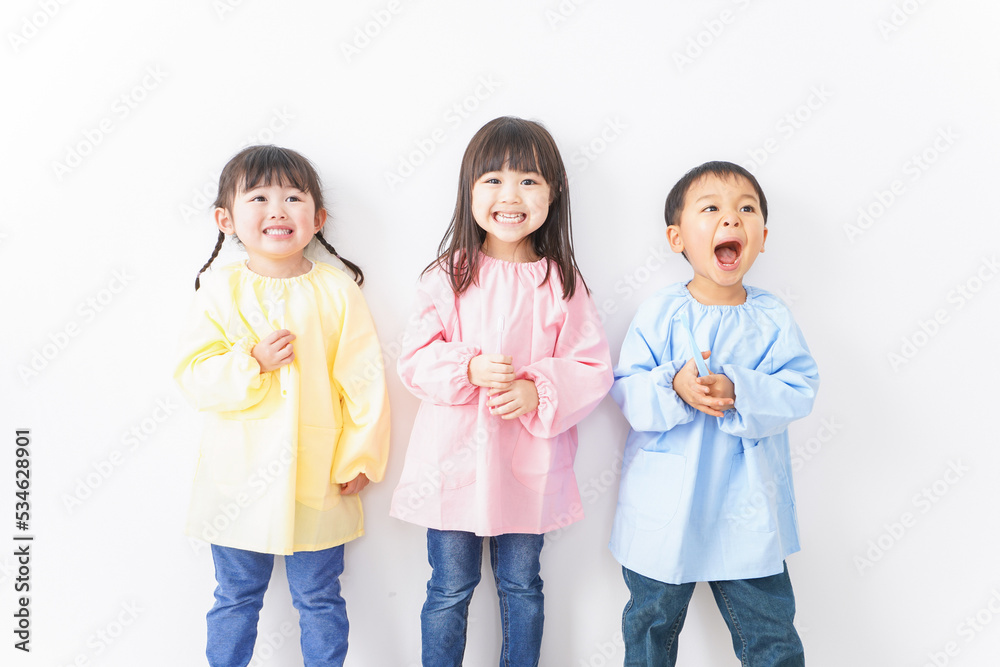 歯磨きをする子どもたち 歯磨きをする子どもたち