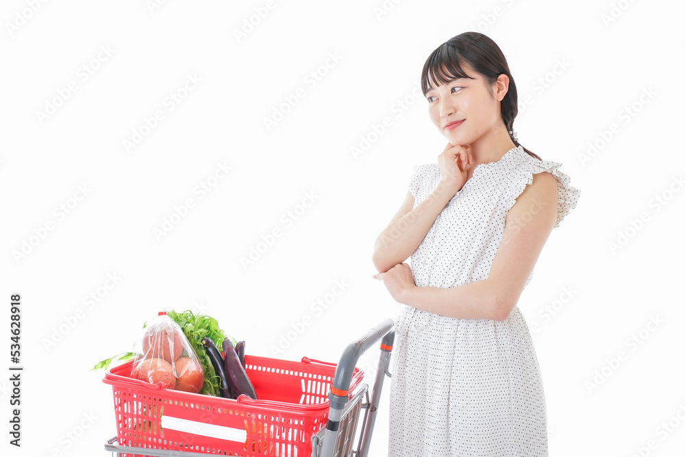 スーパーで考える若い女性 スーパーで考える若い女性