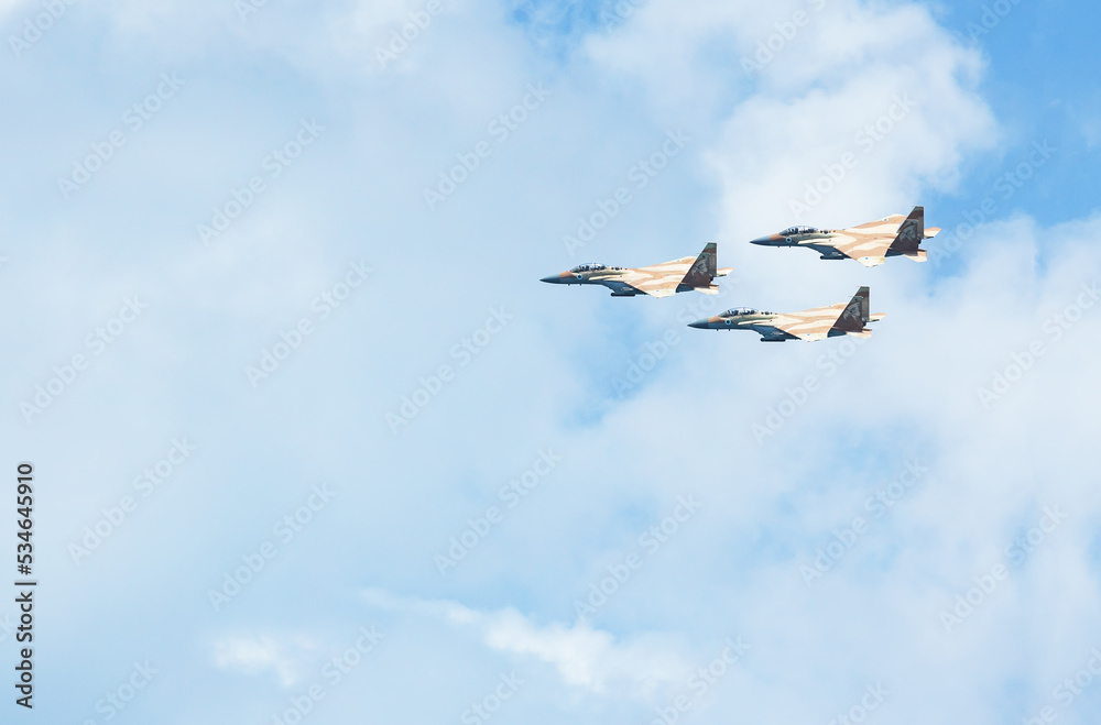 Obraz premium Military aircraft against the blue sky