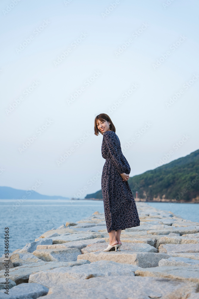 夕暮れの海にいる女性 夕暮れの海にいる女性