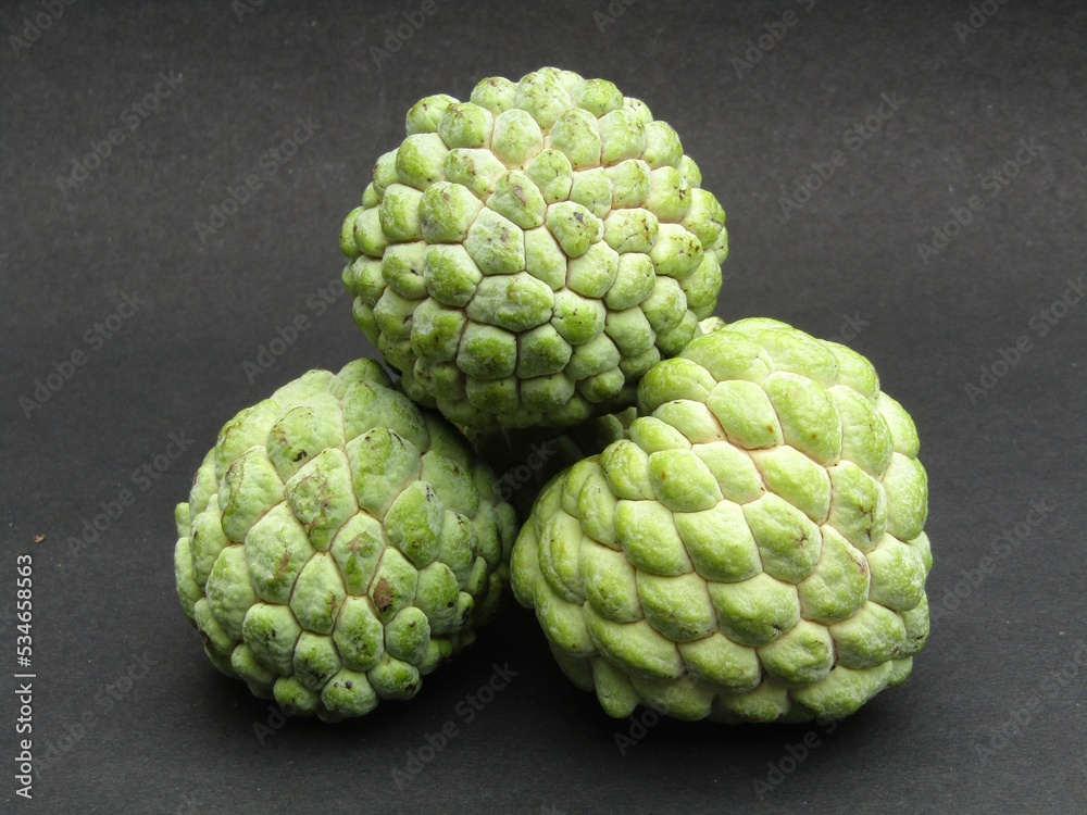 Obraz premium Sugar apple on black background 