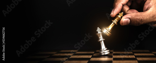 Foto Hand choose king chess fight concept of challenge or team player or business team and leadership strategy or strategic planning and human resources organization risk management