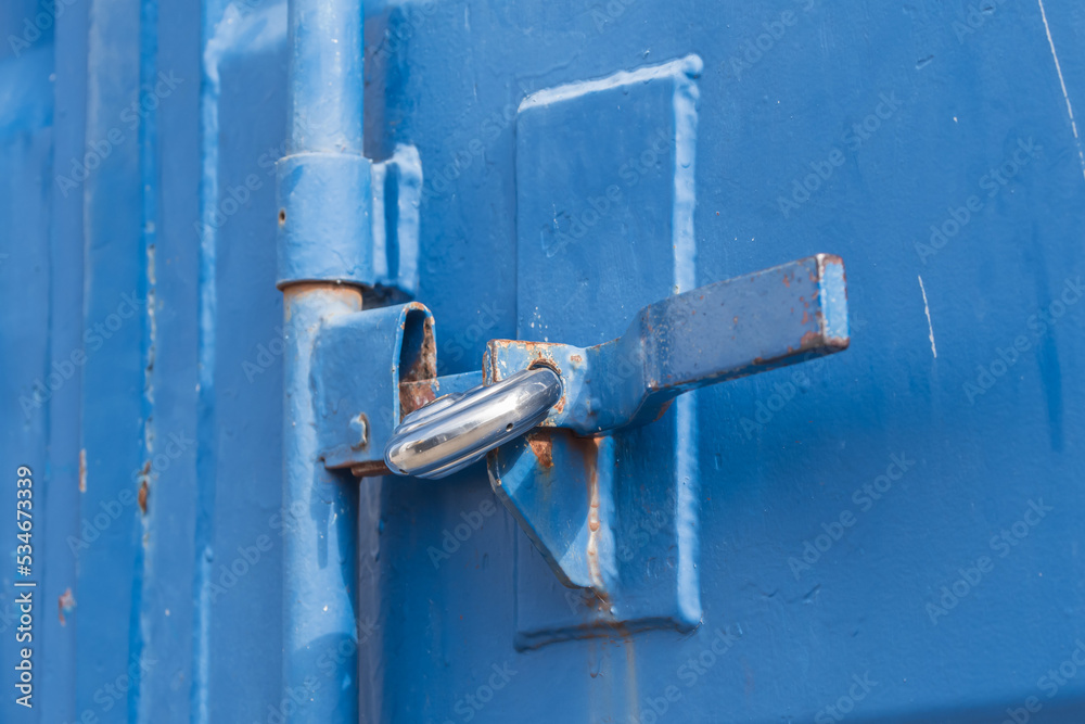 Ein Schloss vor einem blauen Baucontainer Ein Schloss vor einem blauen Baucontainer