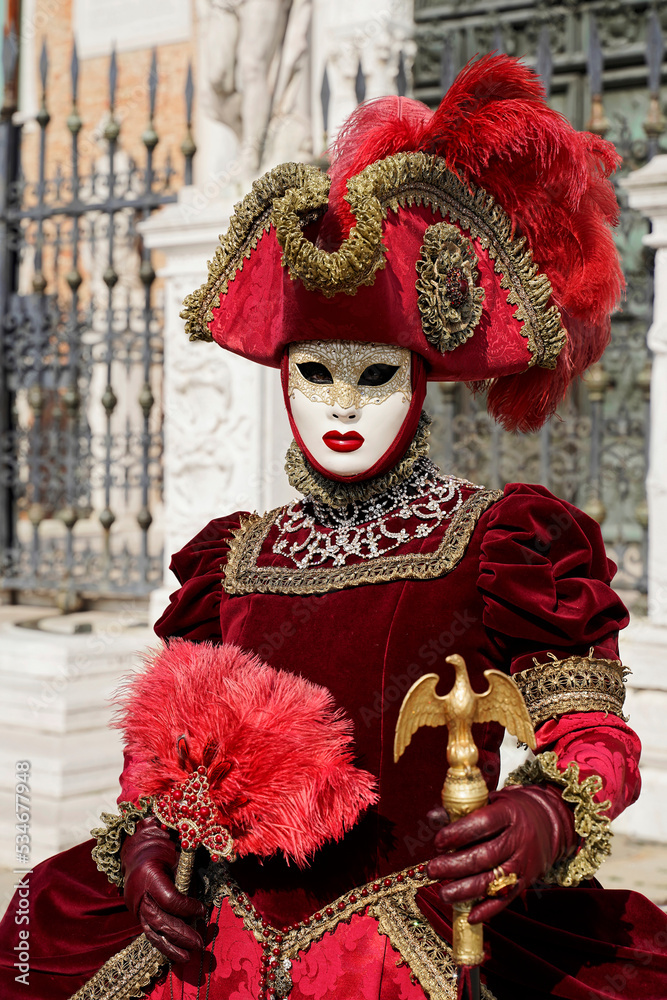 Kostümierte Frau, traditionelle venezianische Maske, Karneval in Venedig, Venetien, Italien